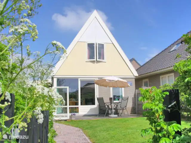 geheel vrijstaand vakantiehuis met omheinde tuin